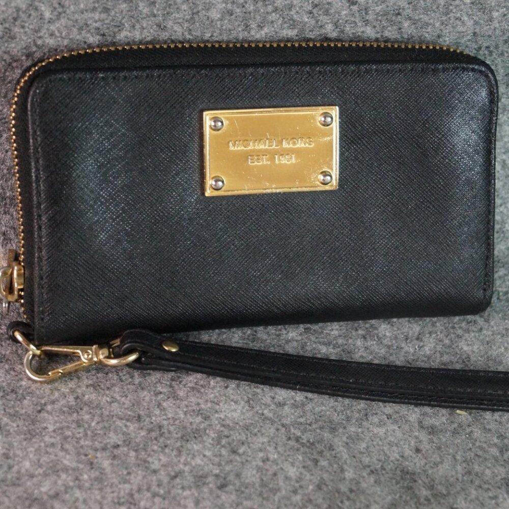 Michael Kors Essential Zip Around Wallet Black Leather Phone Card Wristlet